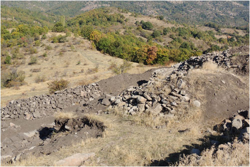 Die Ausgrabung oben auf dem Berg / The excavation near the top of the hill.