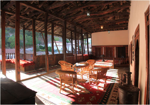 Cardak, ein offener Vorraum / Cardak, a roofed balcony room