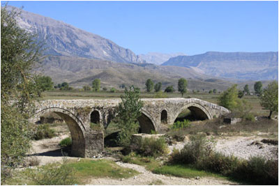 Alte Brcke ber den Flu Drino bei Gjirokastra / Old bridge over the River Drino near Gjirokastra