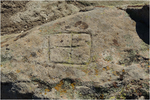 Viereckiges Zeichen in Fels geritzt. / Quadratic symbol scratched into the rock