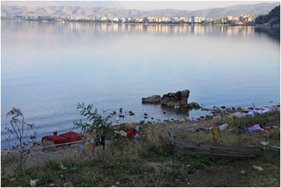 Eine Behausung oder vielleicht nur Wsche, zum Trocknen ausgebreitet, am Ufer des Ohridsees / A dwelling or maybe just washing spread out to dry on the shore of Lake Ohrid 