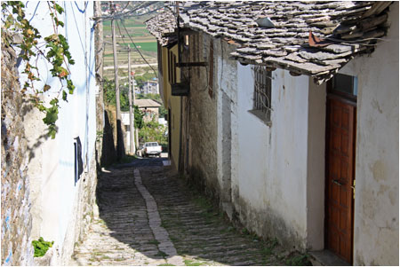 Die Strae Rruga Pazari i Vjetr Pllake im alten Basaar Stadtteil /  The road Rruga Pazari i Vjetr Pllake in the Old Basaar Quarter 