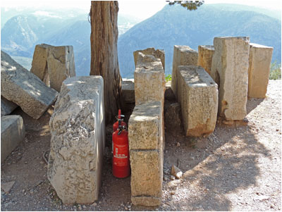 Feuerlscher zwischen den Steinen / Fire extinguishers among the stones