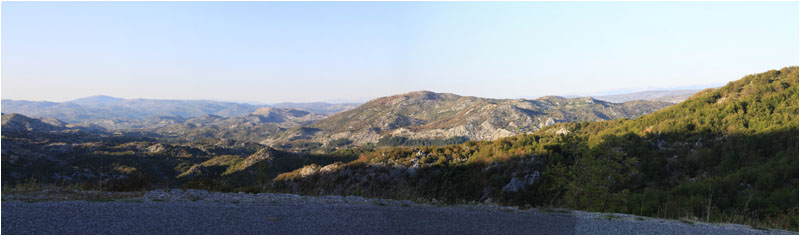 Der Berg-Ausblick von der Strae R1 von Kotor nach Cetinje / Mountain view from the R1 road from Kotor to Cetinje