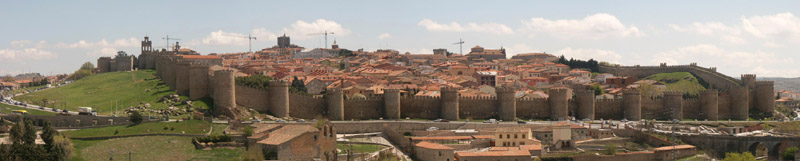 Anklicken zum Vergrern / Click for larger picture. Avila mit Stadtmauer / Avila and town wall. Panorama 4.2005