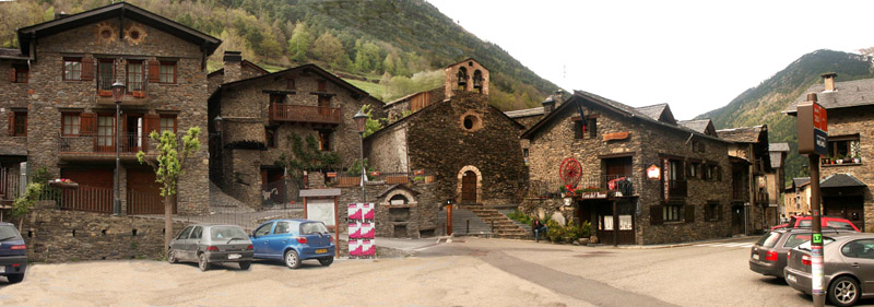 Anklicken zum Vergrern / Click for larger picture. Andorra Dorf/Village Panorama 5.2005