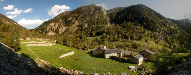 Anklicken zum Vergrern / Click for larger picture. Ramio, Andorra Panorama 5.2005