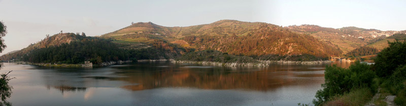 Anklicken zum Vergrern / Click for larger picture. Stausee/Reservoir,  Douro Panorama 5.2005