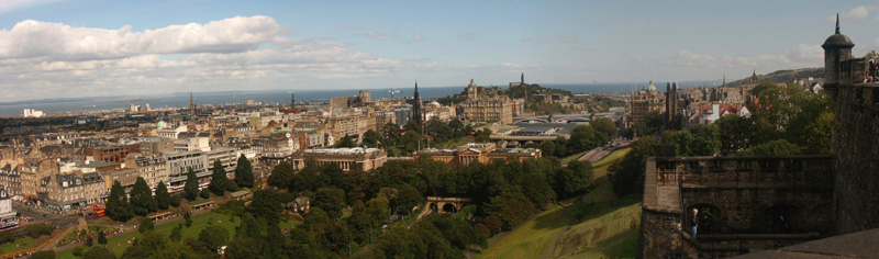 Anklicken zum Vergrern / Click for larger picture. Castle View Panorama 1 15.9.04 Edinburgh 