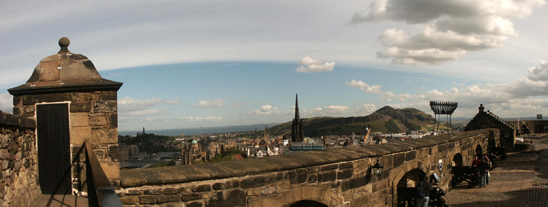 Anklicken zum Vergrern / Click for larger picture. Castle Wall Panorama 2 15.9.04 Edinburgh