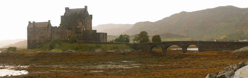 Anklicken zum Vergrern / Click for larger picture. Eilean Donan Castle Panorama from East 18.9.04