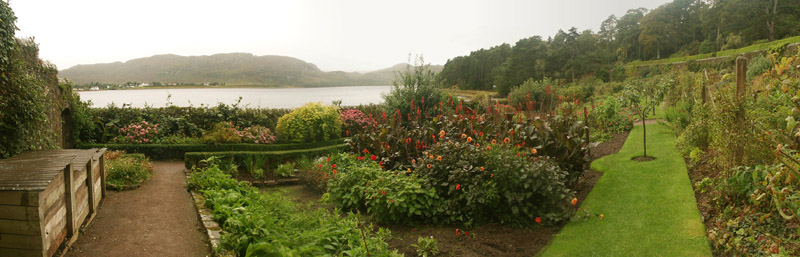 Anklicken zum Vergrern / Click for larger picture. Panorama in the walled garden Inverewe Gardens Wester Ross  22.9.2004 