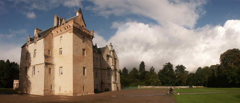 Anklicken zum Vergrern / Click for larger picture. Brodie Castle Panorama 23.9.04