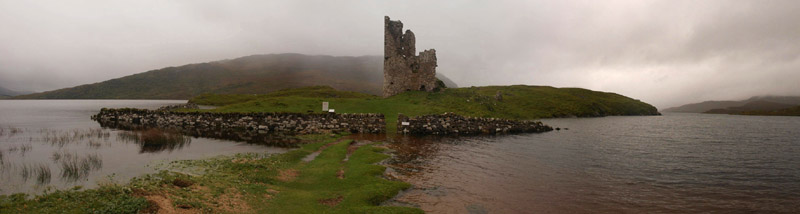Anklicken zum Vergrern / Click for larger picture. Ardvreck Castle at Loch Assynt Panorama 27.9.04