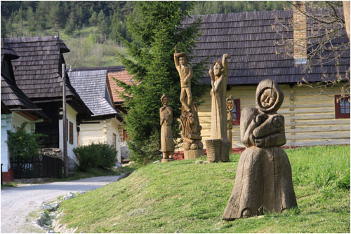 Schnitzerei am Dorfeingang, Vlkolinec / Woodcarvings as welcome to Vlkolinec