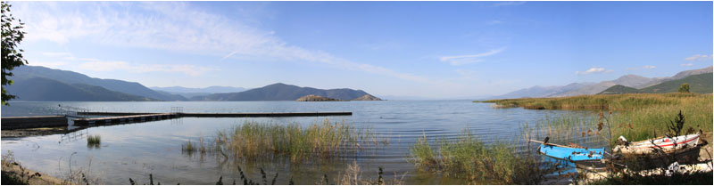 Hafen von Mikrolimni am Ufer des Kleinen Prespasees /  Habour of Mikrolimni on the shore of the Small Prespa Lake