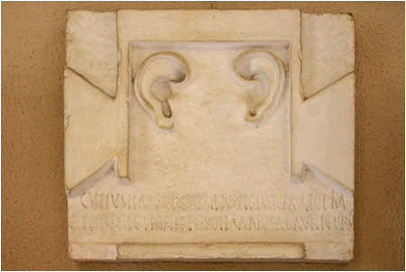 Tafel mit Ohren / Plaque with ears