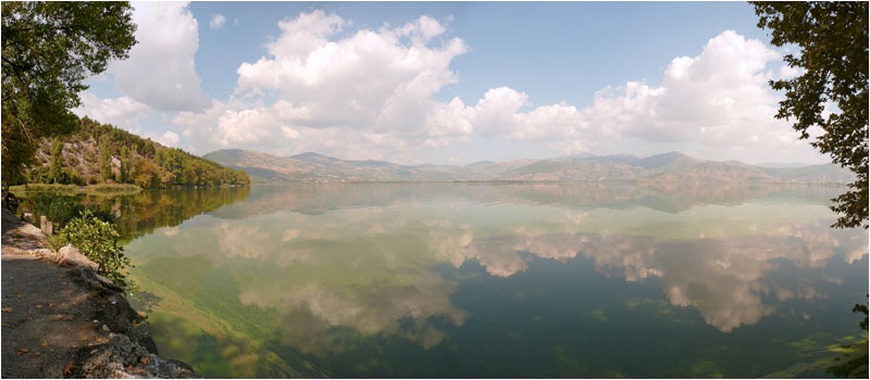 Kastoriasee mit sich spiegelden Wolken / Lake Kastoria with cloud reflections