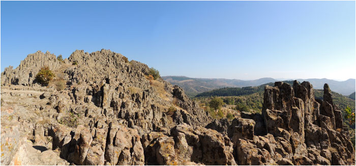 Felsenlandschaft und Gipfel aus westlicher Richtung / The rocky scenery and the summit from the west