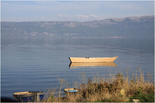 Boot auf dem Ohridsee. Dahinter am anderen Ufer ist Mazedonien. / Boat on Lake Ohrid. Beyond on the other shore is Macedonia. 