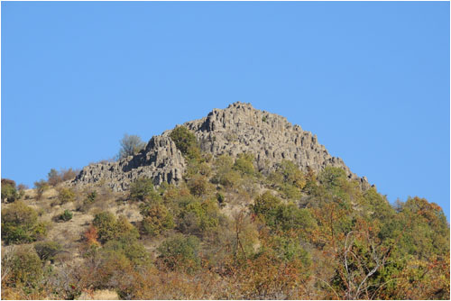 Blick von der Strae zurck zum Gipfel Kokino. / View back to the Kokino summit from the road.