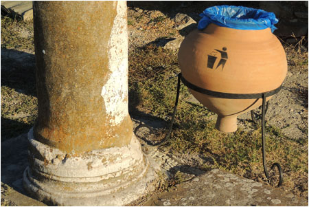 Amphore als Mülleimer / Amphora as rubbish bin