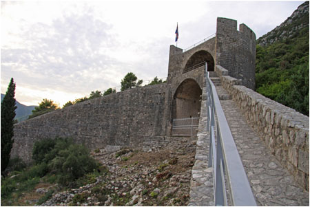 Teil der begehbaren Befestigungsanlage / Part of the defensive walls with a path along the top