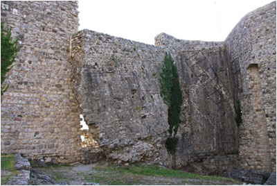 Beschädigte Burgmauer, Bar, Montenegro / Damaged castle wall, Bar, Montenegro