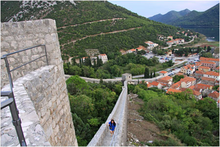 Der Anstieg auf der Mauer / The climb along the top of the walls