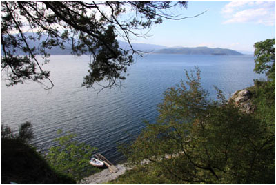 Blick auf den Prespasee von der Einsiedelei Mikri Analipsi aus. / View out over Lake Prespa from the Mikri Analipsi hermitage 