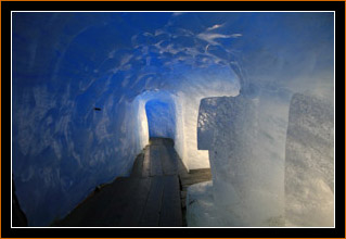 Eisgrotte im Rhonegletscher / Ice Grotto in Rhone Glacier