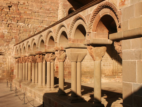 Kirchgang vo/ Cloister of Monasterio de San Juan de la Pena, Aragon