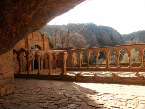 Kirchgang vo/ Cloister of Monasterio de San Juan de la Pena, Aragon