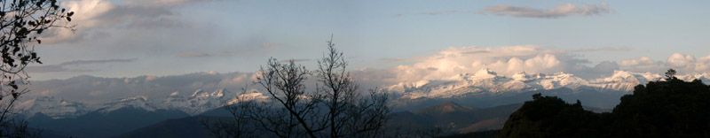 Anklicken zum Vergrern / Click for larger picture. Pyreneen/Pyrenees  Panorama  von  San Juan de la Pena aus / from San Juan de la Pena