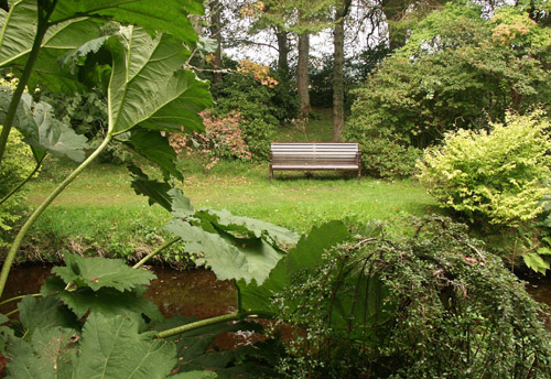Seat in water garden 16.9.04 Geilston 