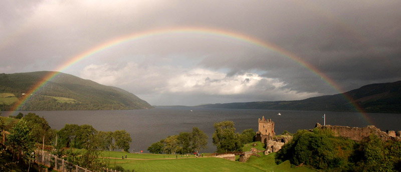 Anklicken zum Vergrößern / Click for larger picture. Rainbow over Urquhart Castle, Loch Ness 21.9.04