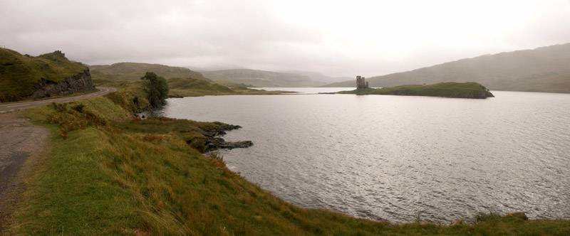 Anklicken zum Vergrößern / Click for larger picture. Ardvreck Castle at Loch Assynt - Panorama 27.9.04