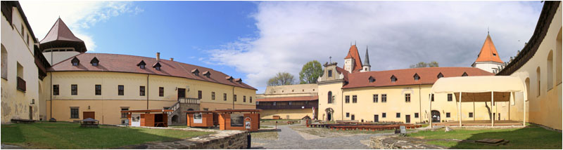 Hof des Thököly Schlosses, Kesmark / Court of Thököly Castle, Kezmarok