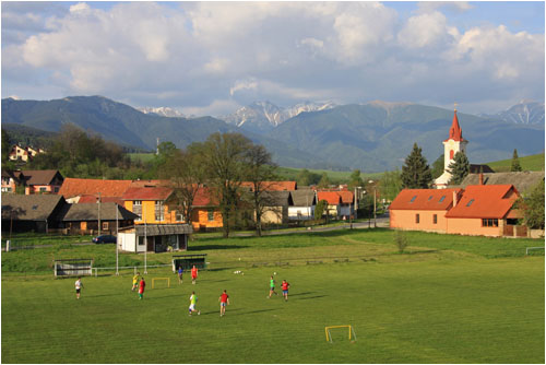Fussballspiel in Liptovsky Trnovec mit Blick auf Tatragebirge / Football in  Liptovsky Trnovec with view of Tatra Mountains