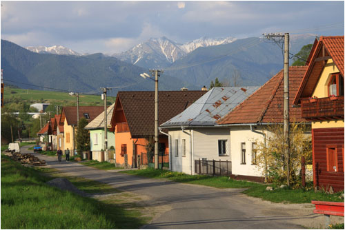 Strasse in Liptovsky Trnovec mit Blick auf Tatragebirge / Street in  Liptovsky Trnovec with view of Tatra Mountains
