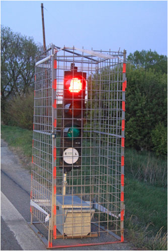 Ampel im Käfig / Traffic lights in cage