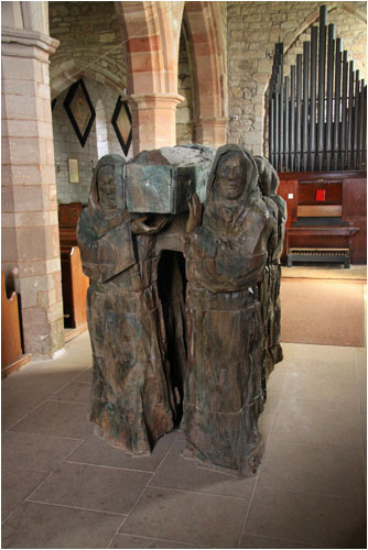 Die Knochen des _Hl. Cuthbert werden von Mönchen getragen, Plastik / St. Cuthberts bones being carried by monks, Statue